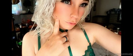 loveslovely exclusive model img