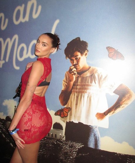 Olivia OBrien model top images