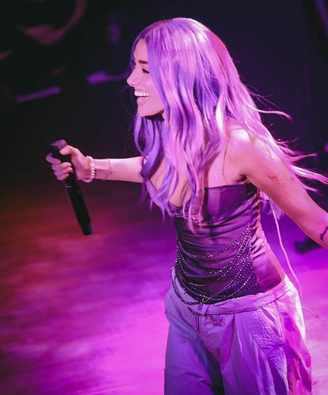 Olivia OBrien naked model image