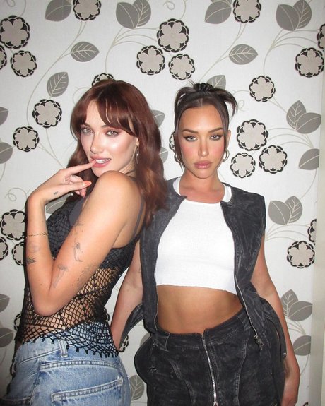 Olivia OBrien adult model photos