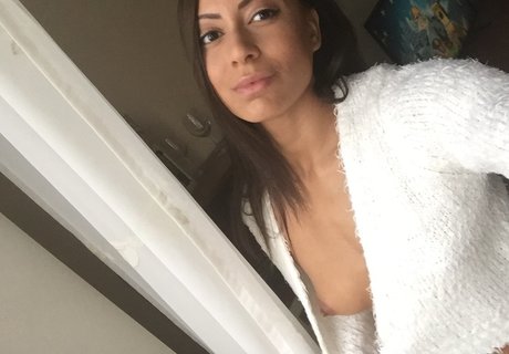 Cassie Del Isla model hd picture