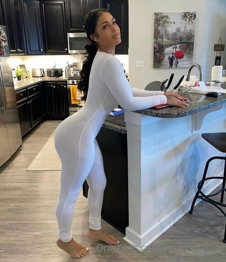 Jasmine Grenaway art model pic