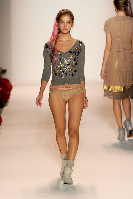 Barbara Palvin star hot pictures