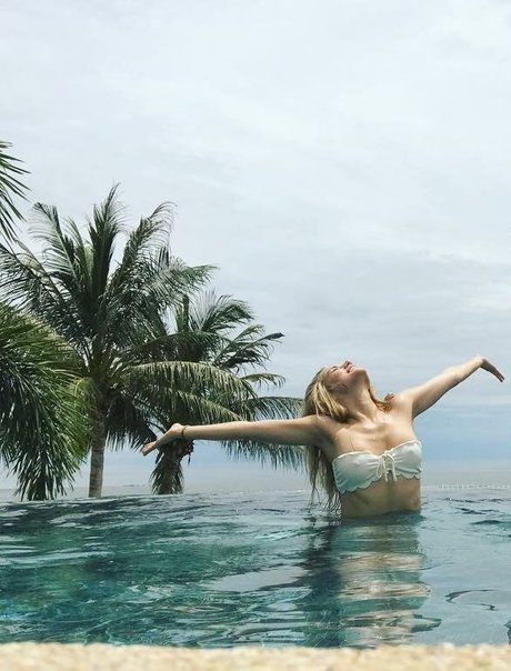 Ana De Armas model pretty gallery