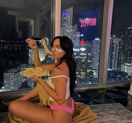 Claudia Tihan star naked image