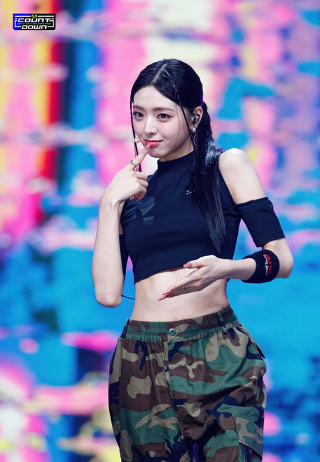 itzy all in us hot actress pictures