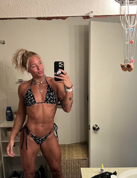 Sol Ruca star sexy photo