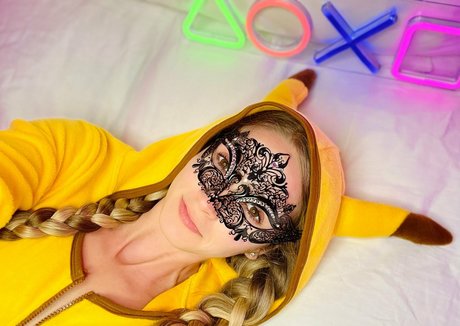 MissBlondeBunny star perfect photos