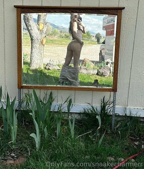 snaakecharmerr star hot photo