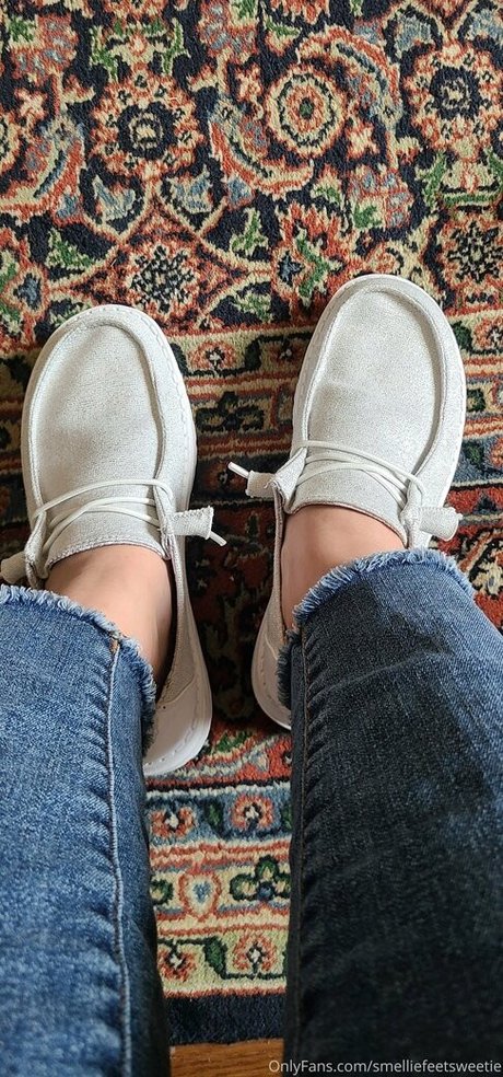 smelliefeetsweetie nice model pictures