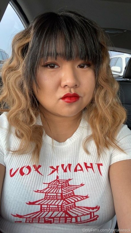 toetalwreck model hot photos