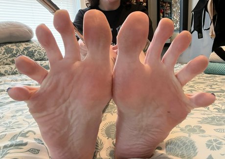 loritoes32 model nude pics