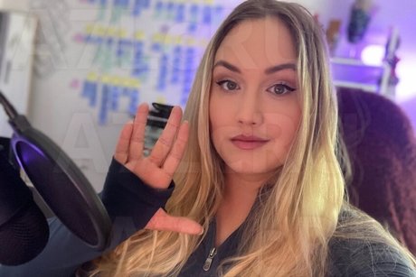 Naomi Kyle erotic actress img