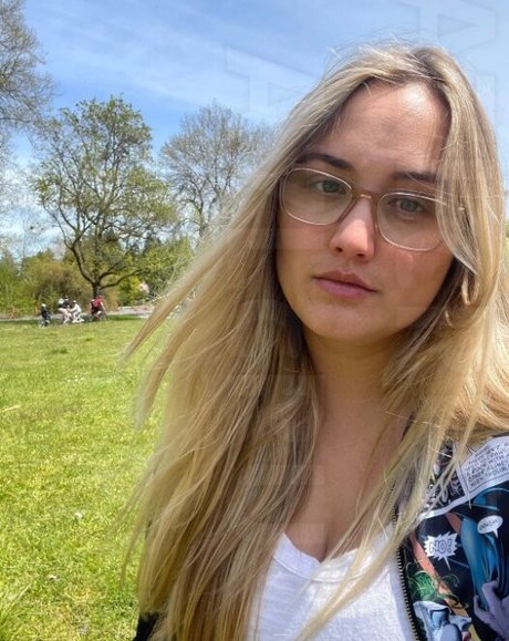 Naomi Kyle exclusive star pictures