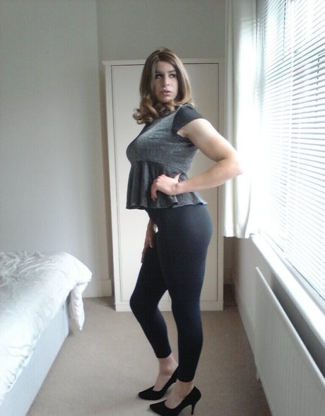 LiaLaRosa naked pornstar galleries