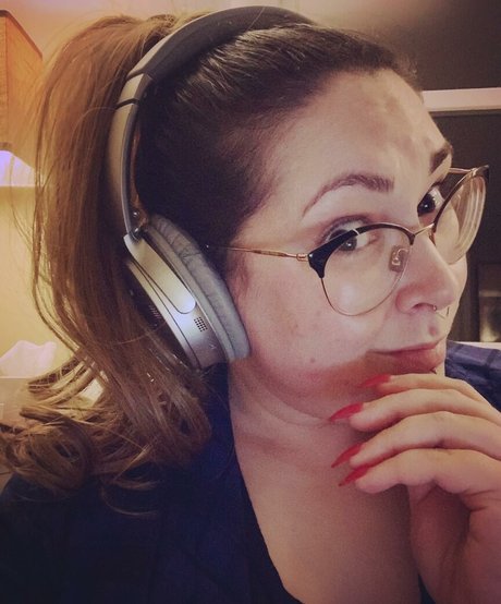 Penelope34J model erotic photo