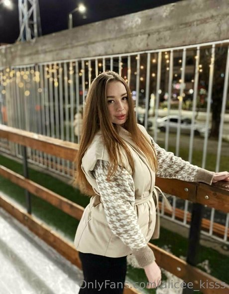 alicee kisss naked model images