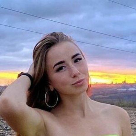 alicee kisss perfect model image