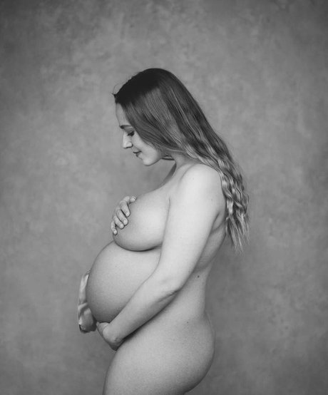 Hannah Witton model nude picture