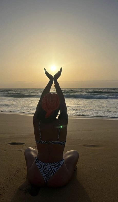 Marta De Lola erotic model image