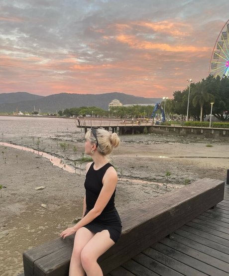 Maisie Peters star naked photos