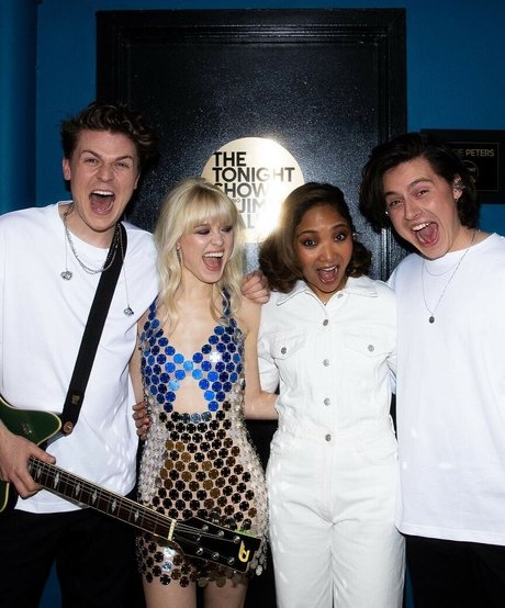 Maisie Peters model nice picture