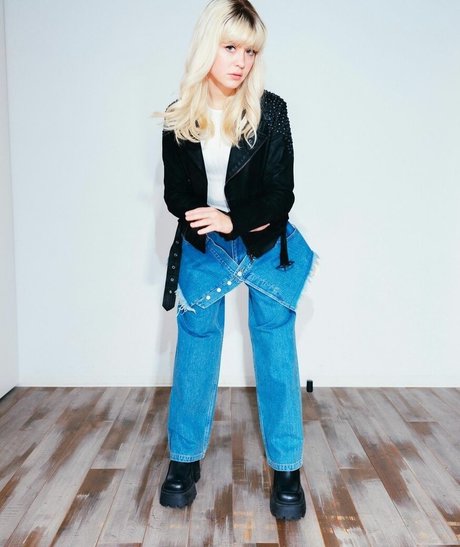 Maisie Peters star erotic pictures