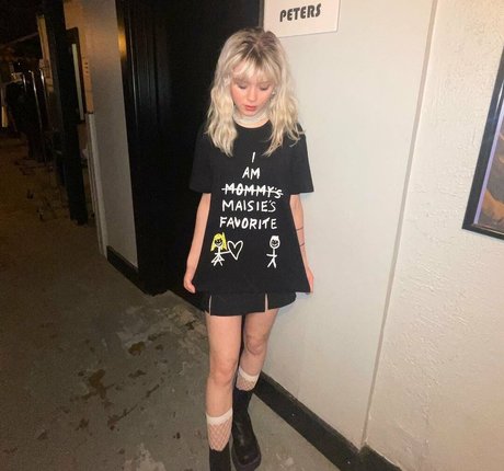 Maisie Peters model perfect pics