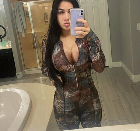 therosaliaxo star nude image