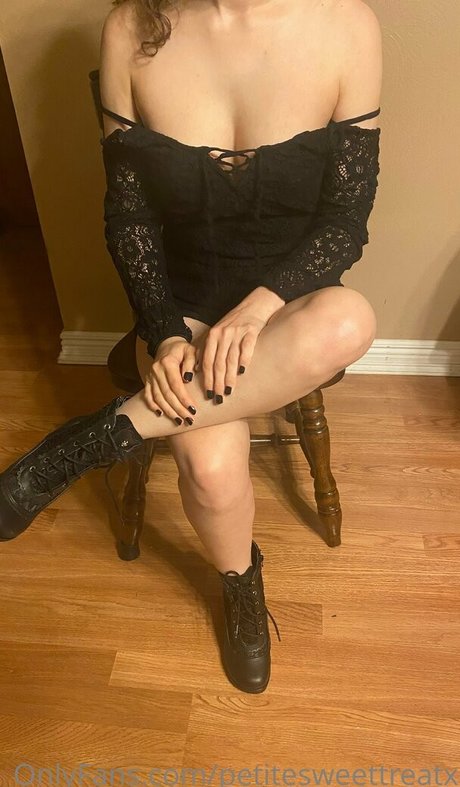 petitesweettreatx pretty model pic