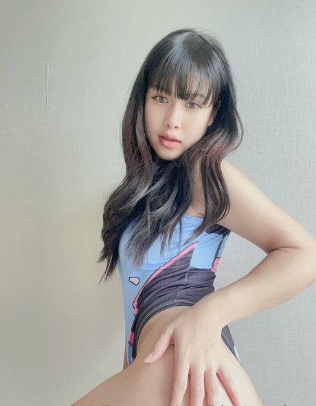 confidentemploye pretty model picture