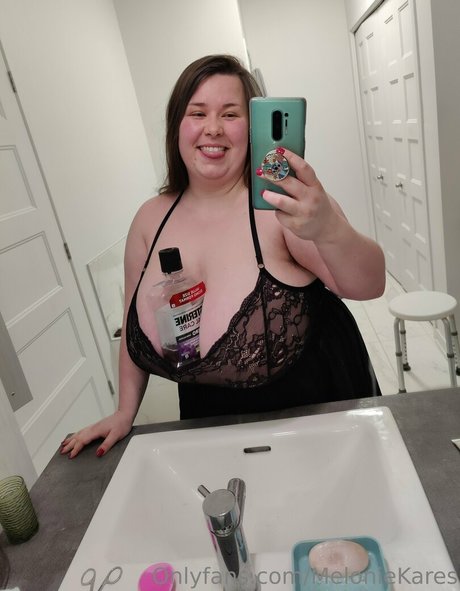 meloniekares model naked pic