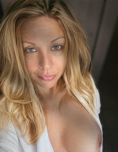 ellelyon perfect model image