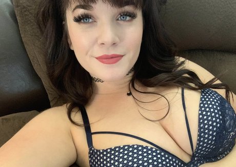 EmilyLynne hot model photo