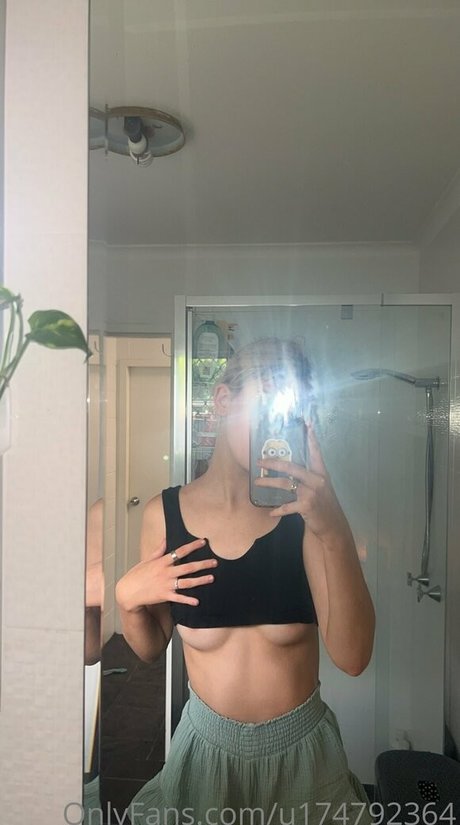 shaniasand top model image