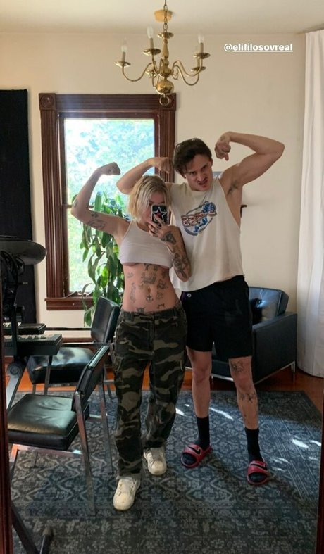 Velvetears model art picture