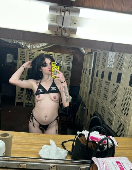 kiiwii katiie art model gallery