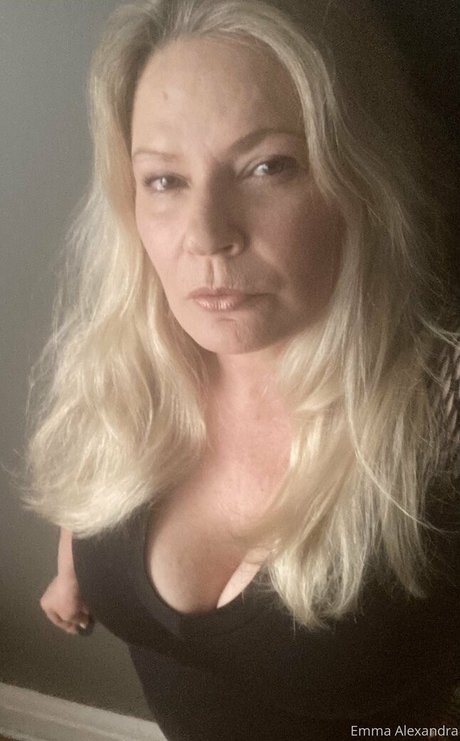 uniquilyyours model nude img