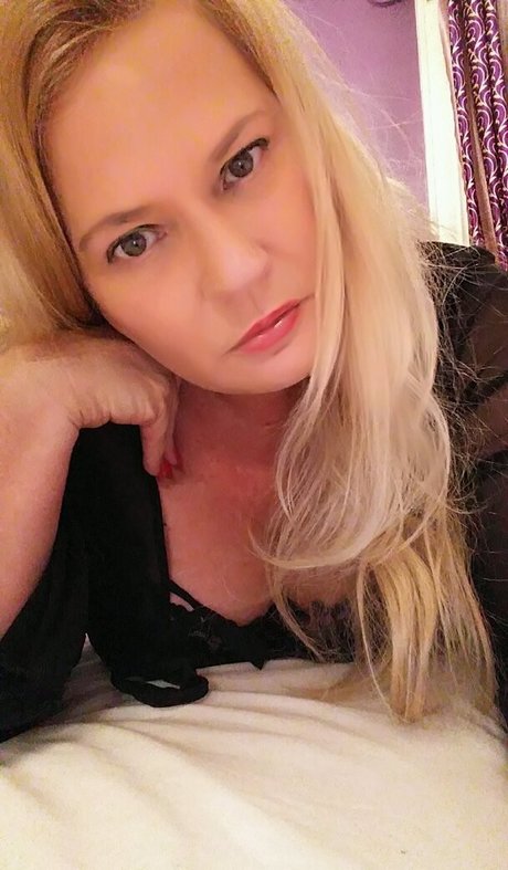 uniquilyyours model naked gallery