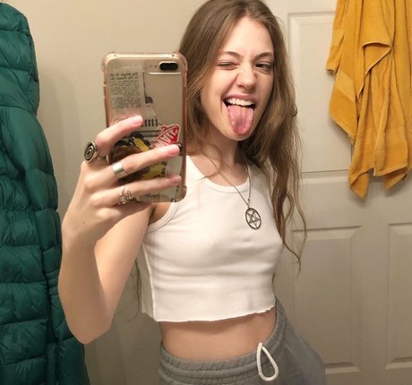 Savannahnrmn pretty pornstar images