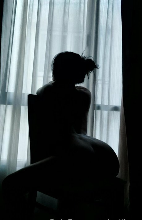 avilinax model naked images