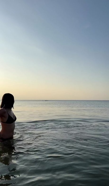 Shanti Tan model hot picture