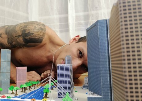 alatingiantclips pornographic model picture