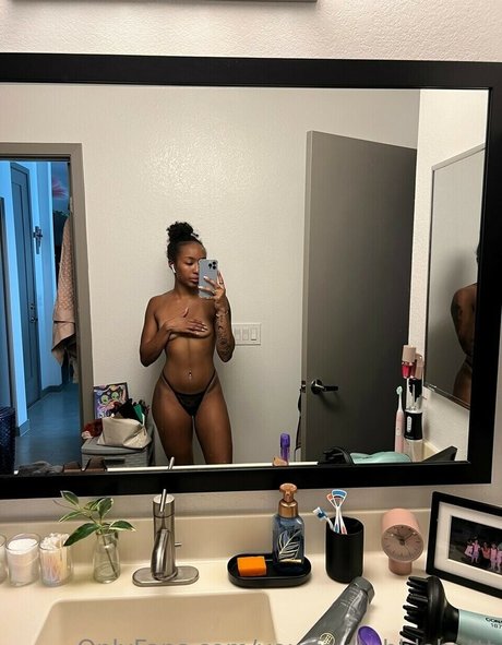 yourfavbubblebuttt model adult gallery