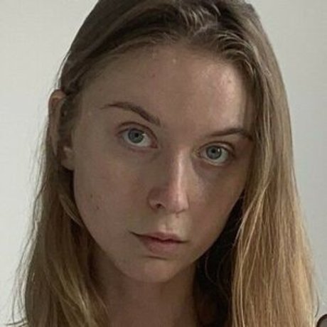 Sarah Ashley V model pic