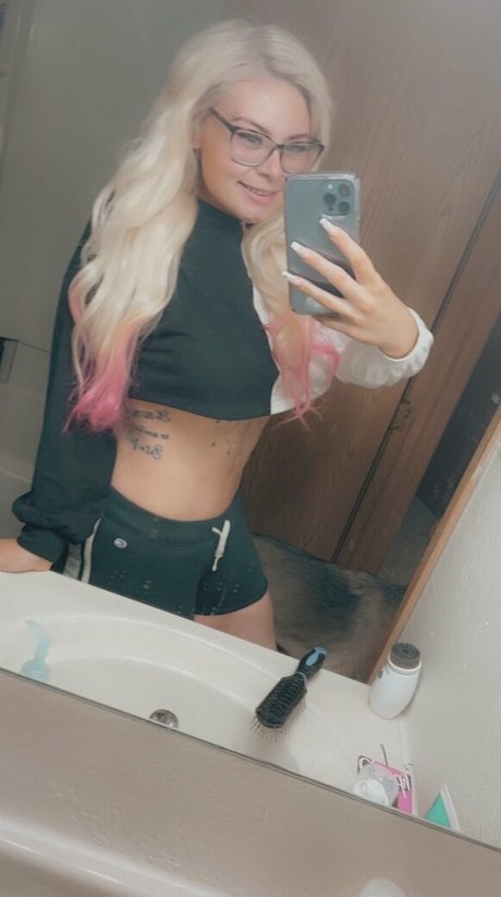 queenbeeautiful2021 model erotic picture