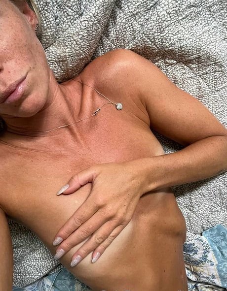 ita96elly naked model gallery