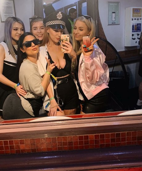 Hollie Rutter xxx pornstar image