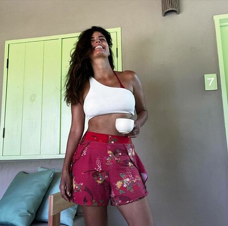 Emanuelle Araujo hot model pic