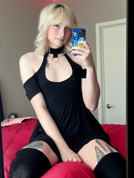 RoseWaltzEX nude model pictures